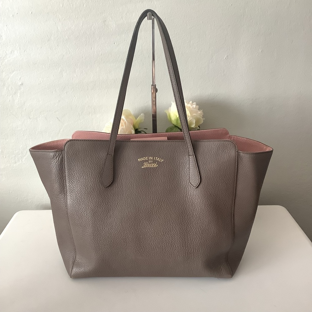 🛍 GUCCI
Pebbled Calfskin Small Swing Tote Grey Field Soft Pink🛍